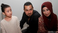 Wajahnya yang mungil dihiasi make-up. Pool/Gus Mun/detikFoto.