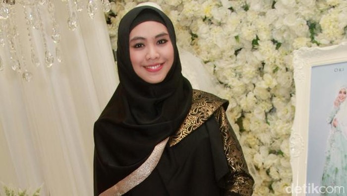 Oki Setiana Dewi & Suami di Indonesia Fashion Week 2016 Jakarta Convention Center (JCC), Jakarta Pusat.