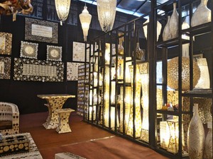 Pengusaha Ini Racik Kulit Kerang Jadi Produk Mebel