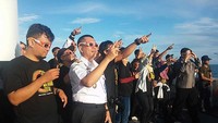Personel Bakamla dan para Laskar Gerhana, sama-sama menikmati momen gerhana matahari total di KN Bintang Laut di lautan Belitung (Randy/detikTravel)