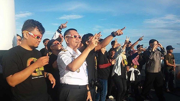 Personel Bakamla dan para Laskar Gerhana, sama-sama menikmati momen gerhana matahari total di KN Bintang Laut di lautan Belitung (Randy/detikTravel)