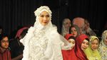 Ashanty dan Maudy Koesnaedi Cantik Berhijab di Indonesia Fashion Week