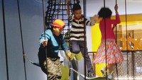 Area seluas 700m itu tidak hanya berisikan studio bioskop, tapi ada playground dan permainan di dalamnya.