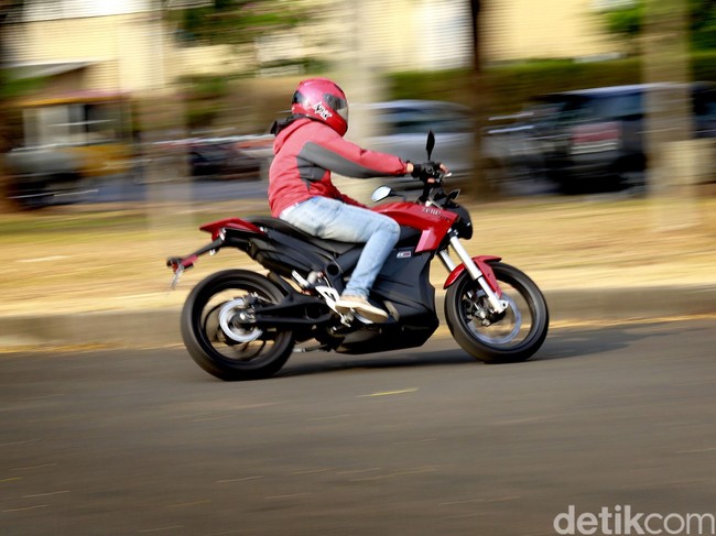 Memacu Motor Listrik Garang, Zero SR