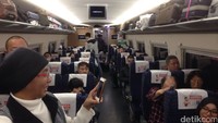 Karena kecepatannya mencapai 320 km/jam, laju kereta tidak terasa terlalu goyang sehingga kereta terkesan tenang. Penumpang pun bisa nyaman melakukan banyak hal (Radian/detikTravel)