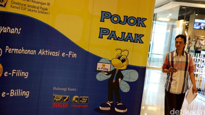 Kampanye Pajak di Mal --- Para wajib pajak mendatangi Pojok Pajak di Mall Kota Kasablanka, Jakarta Selatan, Jumat (11/3/2016). Sejumlah layanan pajak dapat diperoleh di sini seperti aktivasi e-Filling, e-billing dan pelaporan SPT tahunan.  Dirjen Pajak Kanwil Jakarta Selatan I menyediakan 8 titik Pojok Pajak di mal dan lokasi keramaian wajib pajak yang lain. (Ari Saputra/detikcom)