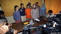 Kasus ini terbongkar bekerja sama dengan masyarakat. Kemudian kami lakukan operasi, kami lakukan penggeledahan di Jalan Timbil IV RT 08/03, Cipedak, Jagakarsa, Jakarta Selatan, ucap Kapolsek Jagakarsa Kompol Sri Bhayakari kepada wartawan, Jumat (11/3/2016).
