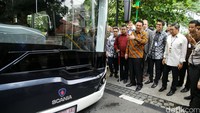 Bus tersebut memiliki 35 kursi yang seluruhnya menghadap ke depan. Sementara itu, diperkirakan bisa ada 29 orang yang berdiri dengan demikian kapasitas mencapai 64 orang bahkan hingga 70 orang.