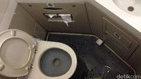 Penampakan toilet di kereta. Jika hendak ke toilet jangan pada saat kereta berhenti di tiap stasiun tertentu. Sebab, pintu kamar mandi akan terkunci secara otomatis (Radian/detikTravel)
