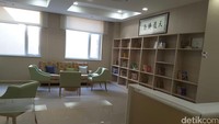Sementara untuk kamar rawat inap kelas VIP pasien internasional, terdapat fasilitas seperti reading room, tempat santai pasien, dan pastinya kamar dengan ruangan yang bisa dikatakan seperti kamar hotel. (Foto: Dian/detikHealth)