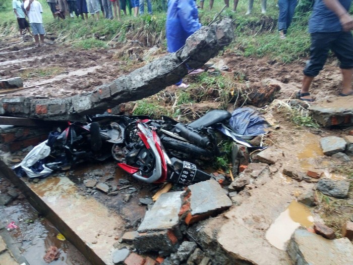 Tembok Roboh di Bogor Selatan Timpa Pemotor, Seorang Pelajar Tewas