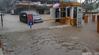 Area parkir ITC Cipulir Mas, Jakarta Selatan  banjir setinggi 50 cm,  Sabtu (12/03/2016).