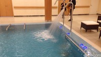 Kemudian ada pula hidroterapi center yang merupakan bagian dari fisioterapi center. Di sini, ada kolam renang yang bisa dinaik-turunkan hingga kedalamannya sesuai tinggi pasien. Kemudian, ada kolam renang dengan pancuran untuk terapi punggung serta hidroterapi untuk cedera lengan. Terapi dilakukan sekitar 30 menit per sesi, demikian dikatakan kepala fisioterapi Ying Swee Ong. (Foto: Dian/detikHealth)