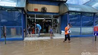 Pasar yang merupakan sentra grosir pakaian terbesar di Jaksel ini kembali kerendam air bah akibat luapan Kali Pesanggrahan yang berada di sisi pasar.