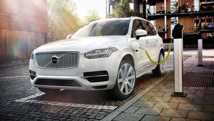 Volvo adalah salah satu produsen mobil dunia yang serius menggarap proyek mobil listrik. Saat ini, Volvo telah memiliki jajaran mobil bertenaga hibrida dan bertahap memperkenalkan mobil listrik sepenuhnya pada 2019 mendatang.