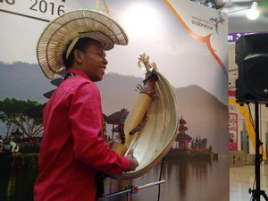 Sasando dan Biola Menyihir Ratusan Warga Hong Kong