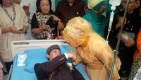 Yuniar Dias Sutisna (25), memutuskan tetap menerima pinangan kekasihnya Windu Cahyo Saputro (25) yang telah melamarnya satu bulan yang lalu. Meski kini kondisi Windu harus diamputasi kaki kanannya.