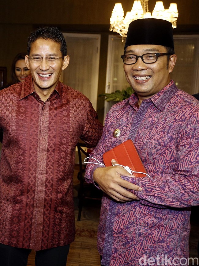 Potret keakraban bakal calon wakil presiden Sandiaga Uno dan Gubernur Jawa Barat Ridwan Kamil batik pada 2016 silam. Kompak berbalut kemeja kain tradisional, Ridwan ketika itu masih menjabat sebagai Wali Kota Bandung, sementara Sandiaga adalah bakal calon wakil gubernur DKI. Hubungan mereka saat ini tengah memanas karena beda pendapat soal partisipasi kepala daerah sebagai timses. Di luar itu, kedua sosok ini juga beradu dalam hal gaya demi merebut perhatian publik. (Foto: Rengga Sancaya/detikfoto)