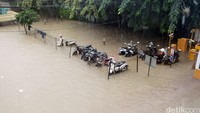 Curah hujan yang tinggi, air di kali meluap, hingga menyebabkan parkiran ITC banjir.