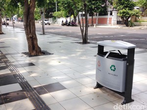 Secara Bertahap, Tempat Sampah Baru Mulai Hiasai Pedestrian Surabaya