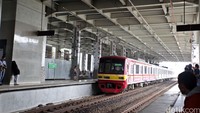 Meski direnovasi, para penumpang masih bisa menggunakan moda transportasi berbasis rel itu.