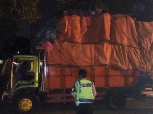 Anggota PJR Polda Metro Sergap Truk yang Diduga Bawa Muatan Motor Ilegal di Cawang