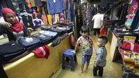 Banjir tersebut akibat meluapnya air Kali Pesanggrahan. Walaupun banjir para pedagang di pusat perbelanjaan tersebut masih dapat melakukan aktifitasnya.