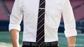 Mengenakan dasi dapat mengurangi aliran darah ke otak. Sebuah studi tahun 2018 menemukan bahwa mengenakan dasi dapat mengurangi aliran darah ke otak hingga 7,5 persen, yang dapat membuat Anda merasa pusing, mual, dan sakit kepala. Dasi juga dapat meningkatkan tekanan di mata jika terlalu ketat dan rentan membawa kuman. Foto: dok