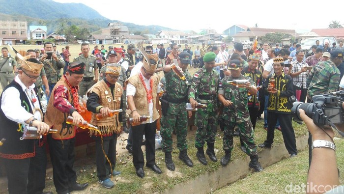 Satgas Pamtas RI-Malaysia Musnahkan Ribuan Miras Ilegal