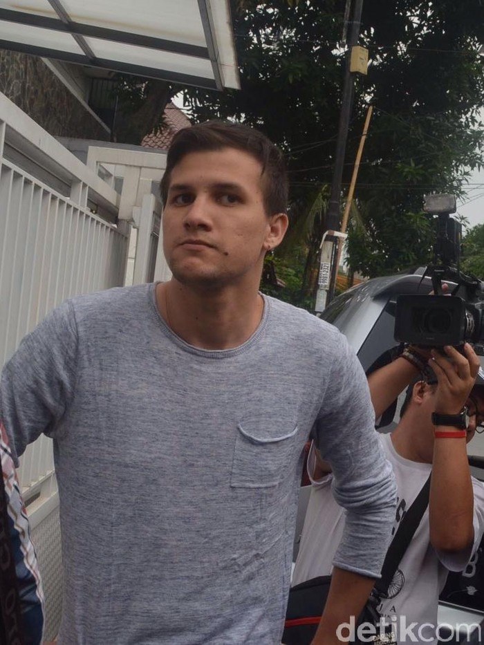 Akhirnya Bertemu Anak, Stuart Collin Gendong dan Adzan