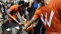 Ada banyak sampah yang berhasil dikumpulkan dan ditampung di kantong sampah yang cukup besar.