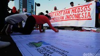 Relawan Komunitas Peduli ASEAN melakukan aksi damai di acara car free day, Jakarta, Minggu (13/3).