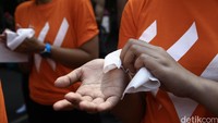 Usai beraksi, tidak lupa mereka membersihkan tangan.