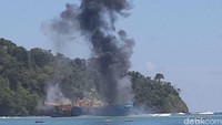 Kapal FV Viking diledakkan di Pangandaran, Jawa Barat. Kapal berbobot besar tersebut akan dijadikan monumen perlawanan pencurian ikan. Traveler sekarang bisa melihatnya di sana (Dok Kementerian Kelautan dan Perikanan)