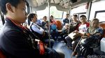 Bus Sekolah Angkut Penumpang di Terminal Kampung Rambutan