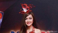 Bibirnya pun dipoles lipstik merah menyala. Pool/Gus Mun/detikFoto.
