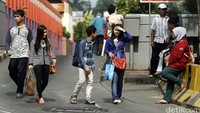 Aksi mogok tersebut membuat sejumlah calon penumpang terlantar.