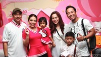 Denny Cagur dan istri, Santi Widihastuti serta anak, Fabian Muhammad Yahva berpose bersama Ayu Dewi, Aqila dan Regi Datau. Pool/Gus Mun/detikFoto.