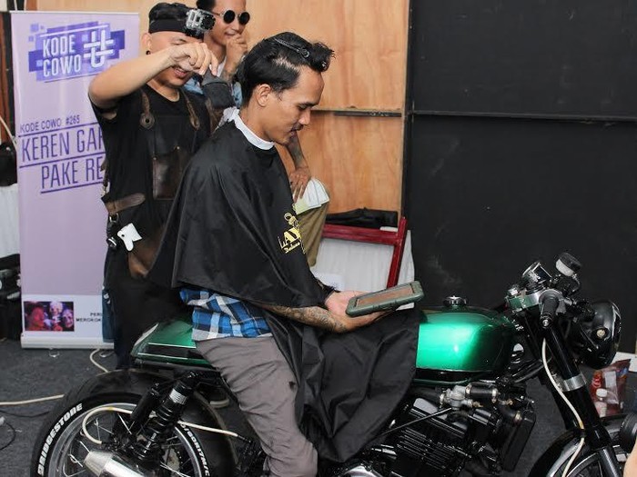 Cukur Rambut di Atas Motor