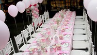 Dekorasi serba Hello Kitty menghiasi pesta ulang tahun Aqila. Pool/Gus Mun/detikFoto.