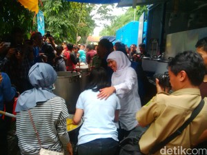 Mensos Tinjau Banjir Kabupaten Bandung, Warga Lambaikan Tangan dari Atap Rumah