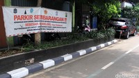 Parkir liar disekitaran jalan melawai Jakarta selatan masih marak terjadi. Rambu-rambu dilarang parkir tampak tidak digubris.