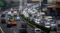 Lalu lintas dari arah Slipi menuju Semanggi macet.