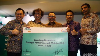 Dengan Dompetku+, transaksi online pun menjadi lebih aman dan mudah, seperti belanja online, kirim uang online serta tarik uang tunai.