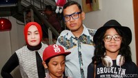 Uya Kuya bersama istri, Astrid dan dua anaknya, Cinta dan Nino. Pool/Gus Mun/detikFoto.