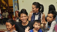 Ariel dan Sophia menghibur dan menyantuni anak-anak penderita kanker. Pool/Noel/detikFoto.