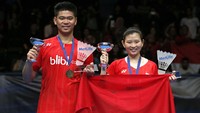 Praveen Jordan (kiri) dan Debby Susanto (kanan) meraih trofi All England 2016. Bagi keduanya, ini adalah titel pertama mereka di level super series. Andrew Boyers/Reuters/detikFoto.