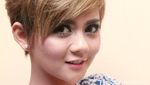 Jenita Janet dengan Rambut Pixie Cut, Cantik?