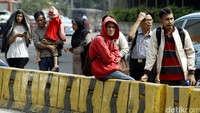 Para penumpang terlantar di Terminal Blok M, Senin, (14/03/2016).