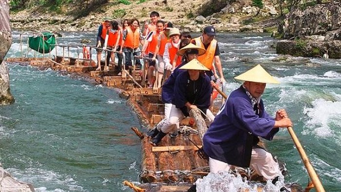 Seperti Indonesia, Jepang Juga Punya Rafting Ekstrem Sambil Berdiri